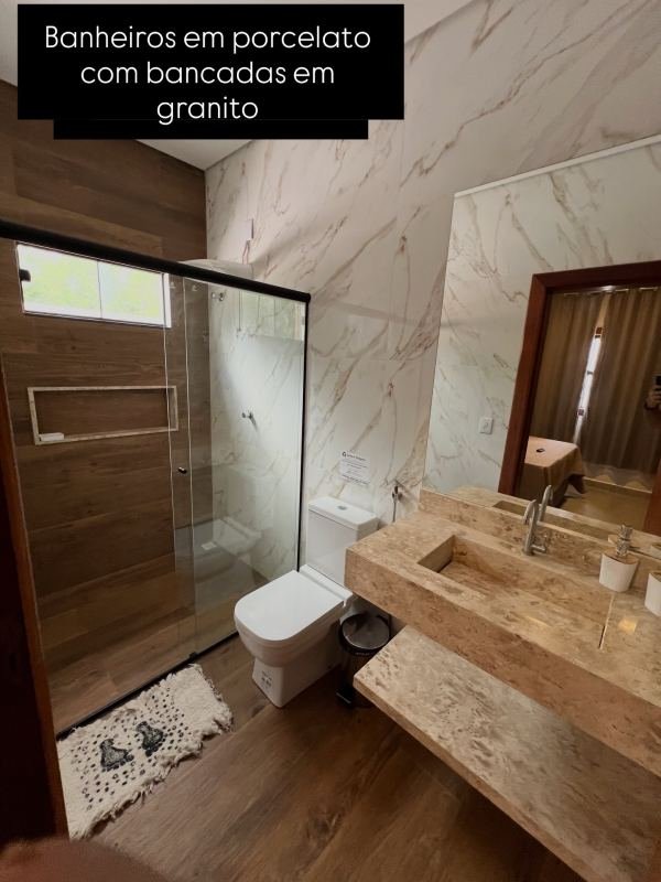 Banheiros em porcelanato com bancadas em granito
